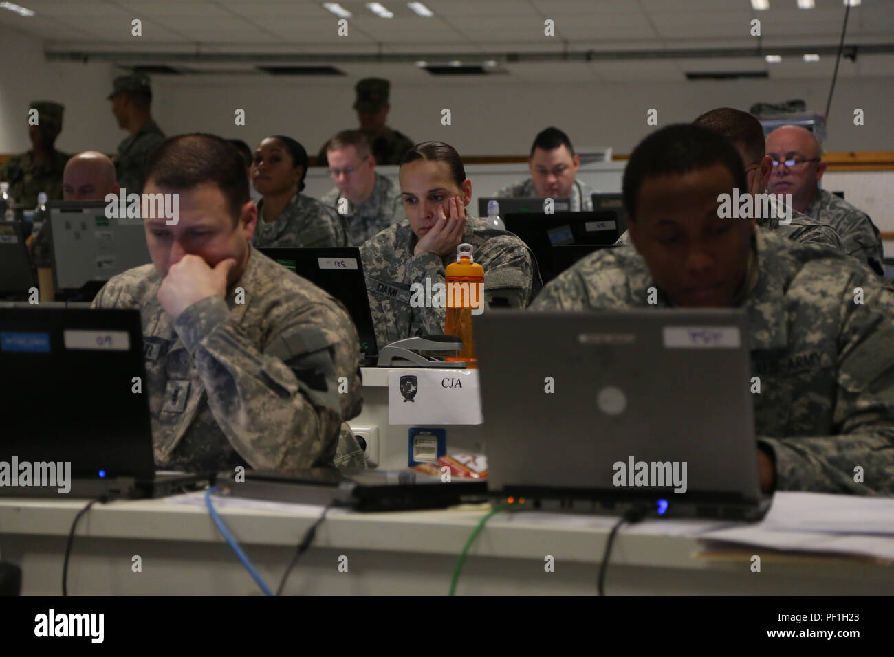 Des soldats américains de l'Administration centrale et de l'Administration centrale, l'entreprise l'équipe de combat de la 2e Brigade d'infanterie, 28e Division d'infanterie, New Jersey Army National Guard, effectuer la planification de la mission avant une mission brève lors d'une Force de paix au Kosovo (KFOR) de l'exercice de répétition de mission (MRE) au Centre de préparation interarmées multinationale à Hohenfels, Allemagne, le 25 février 2016. La KFOR MRE 21 est basé sur l'environnement opérationnel courant et est conçu pour préparer l'unité de maintien de la paix, de la stabilité, et des plans d'opérations au Kosovo au soutien aux autorités civiles pour maintenir un environnement sûr et sécuritaire. (U.S. Phot de l'armée Banque D'Images