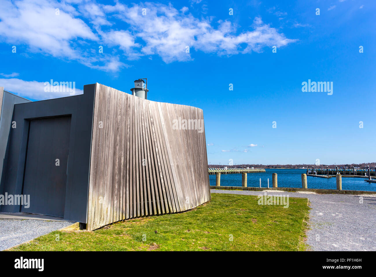 Beau bâtiment moderne en bois par le nouveau lac ciel bleu. Banque D'Images