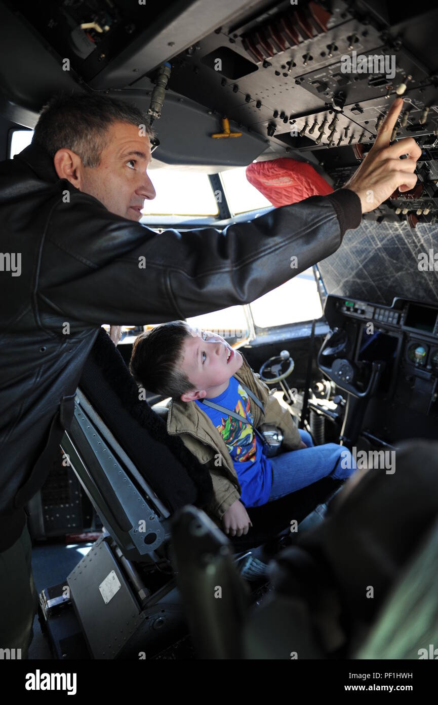 Le lieutenant-colonel Jeff Ragusa, 53e Escadron de reconnaissance Météo évaluateur instructeur, pilote donne Perry Weller, système scolaire de Biloxi, étudiant une tournée à l'intérieur d'un C-130J Hercules au cours de pilotage à l'Exploration de carrières de Biloxi jour 11 Février, 2016, Base aérienne de Keesler, mademoiselle l'âge scolaire a aussi visité le 334e Escadron de formation de contrôle de la circulation aérienne de l'école, 335e mondial, météo TRS 81e Escadron des Forces de sécurité et de la canine du Service d'incendie de Keesler. (U.S. Air Force photo par Kemberly Groue) Banque D'Images