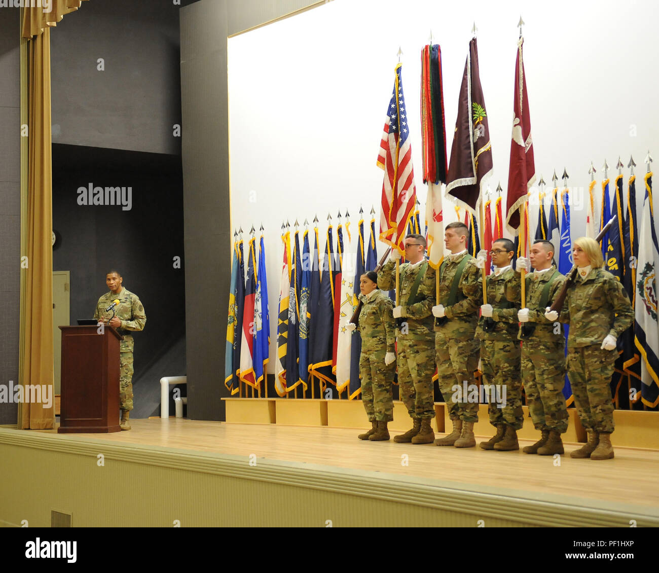 Le brig. Le général Patrick Sargent, commandant général de la Régie régionale de la santé, adresse à l'auditoire au cours de la Western Regional Medical boîtier de commande de la cérémonie des couleurs. Le Color Guard porte maintenant le commandement régional de la santé - les couleurs du Pacifique. Banque D'Images