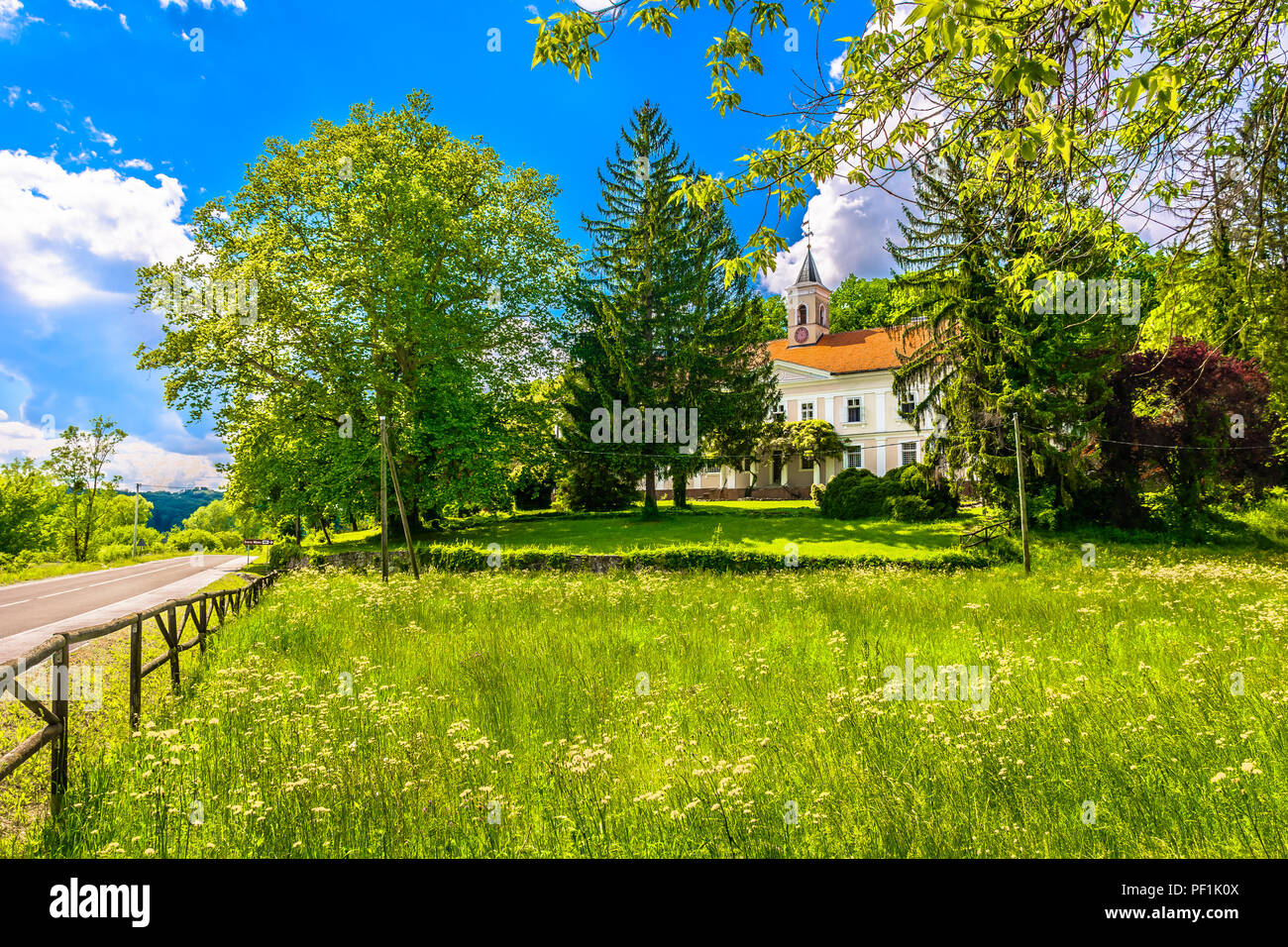 Vue panoramique au célèbre de la région de Zagorje, château Bezanec. Banque D'Images
