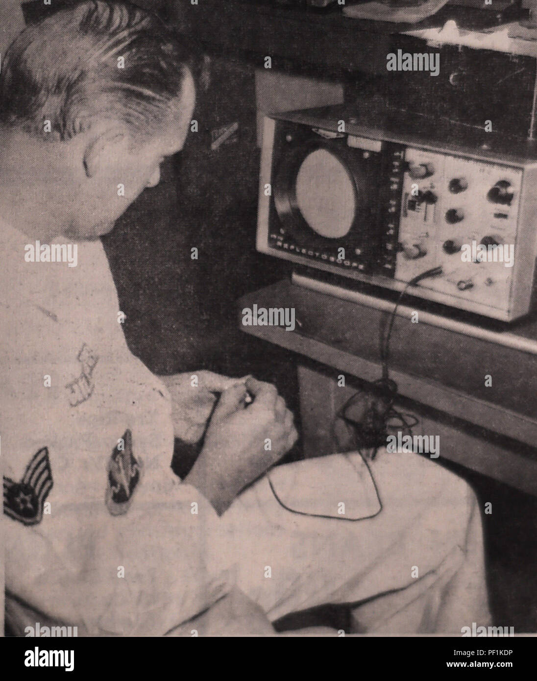 Le sergent de l'US Air Force. Samuel Williams étalonne le Reflectoscope Sperry à l'aide d'un échantillon. L'appareil est capable de détecter des défauts sous la surface dans les métaux, plastiques et autres matériaux utilisés dans la construction de l'équipement. (U.S. Photo courtoisie de l'Armée de l'air) Banque D'Images