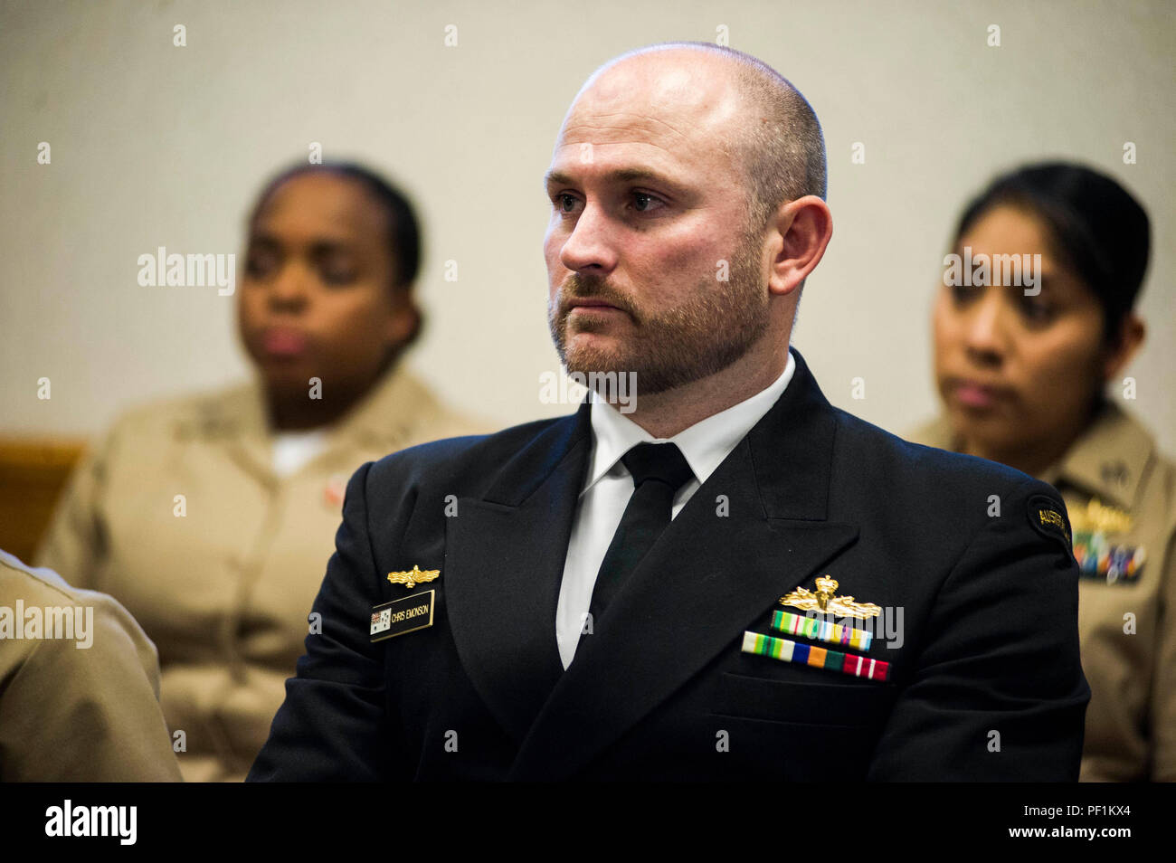 Little Creek, en Virginie (oct. 14, 2016). Le lieutenant Cmdr. Christopher Emonson de la Royal Australian Navy écoute l'allocution d'ouverture lors d'une cérémonie pour la deuxième catégorie d'Instructeurs tactiques de guerre amphibie conjointe à base expéditionnaire peu Creek-Fort Histoire. Emonson a fait l'histoire comme le premier officier de la marine alliée à l'étranger pour obtenir leur diplôme du cours. Proche de l'École d'armes de chasse de la Marine (TOP GUN) pour le meilleur de la Marine aviators, la surface de combat naval et Centre de développement de la mine est chargée d'accroître la performance tactique de la flotte de surface par sélection d'une équipe d'élite Banque D'Images