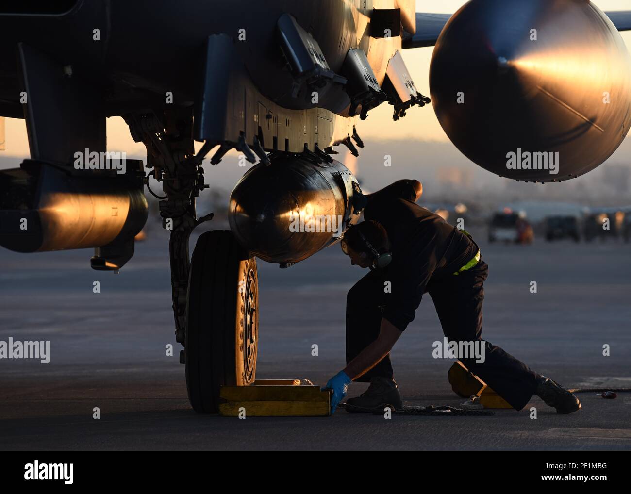 Un chef d'équipe affectée au 336e Escadron de maintenance à Seymour Johnson Air Force Base, North Carolina, assure un F-15E Strike Eagle le 26 février 2016, au cours de l'exercice Red Flag 16-2 à Nellis Air Force Base, au Nevada. Strike Eagle, de leur équipage et techniciens ont participé aux deux semaines, grand-force pour améliorer l'exercice des compétences de combat avec l'interopérabilité interarmées et alliés. (U.S. Air Force photo/Le s.. Michael Charles) Banque D'Images