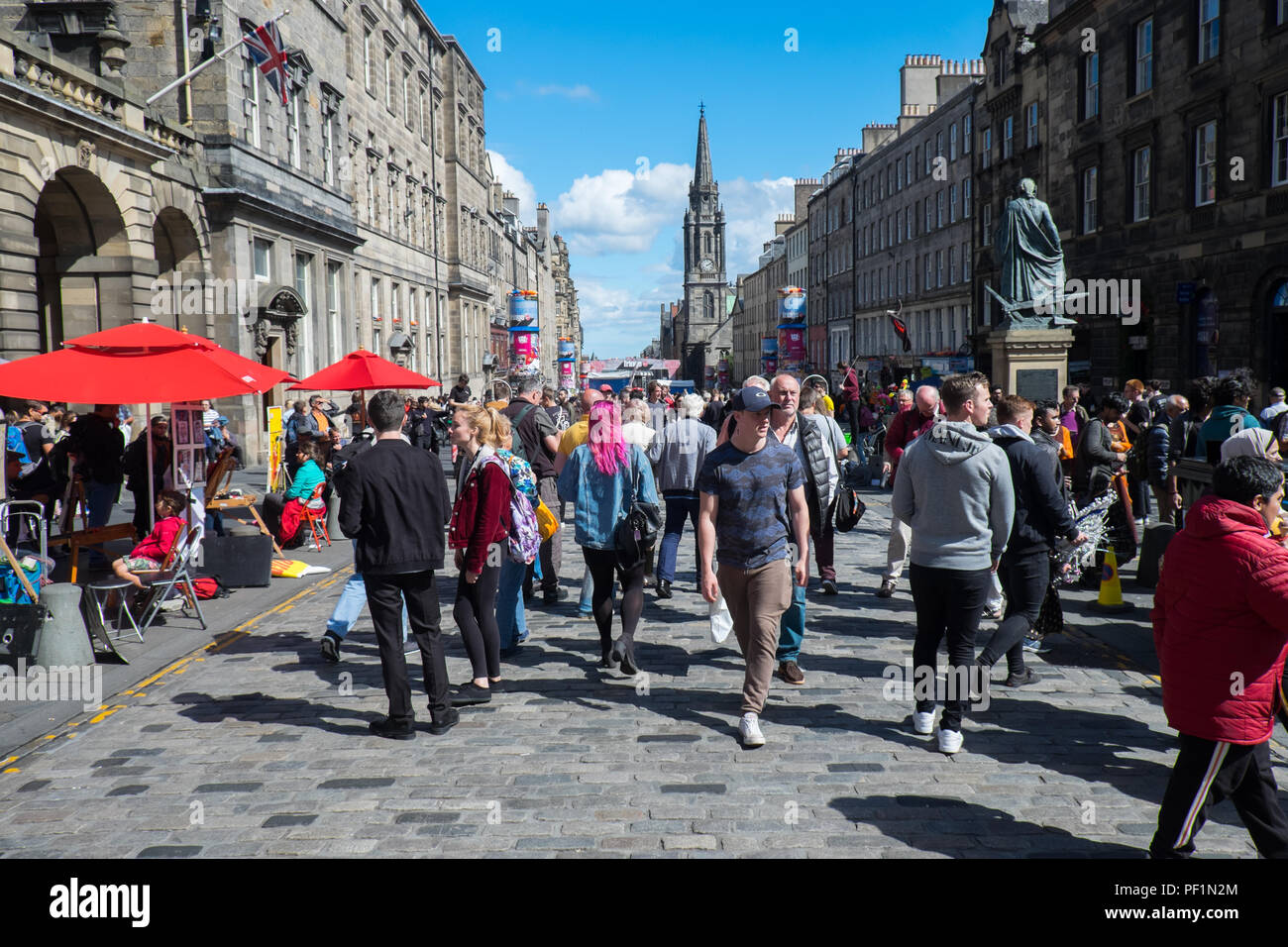 La foule du festival Fringe d'Édimbourg sur le Royal Mile Banque D'Images