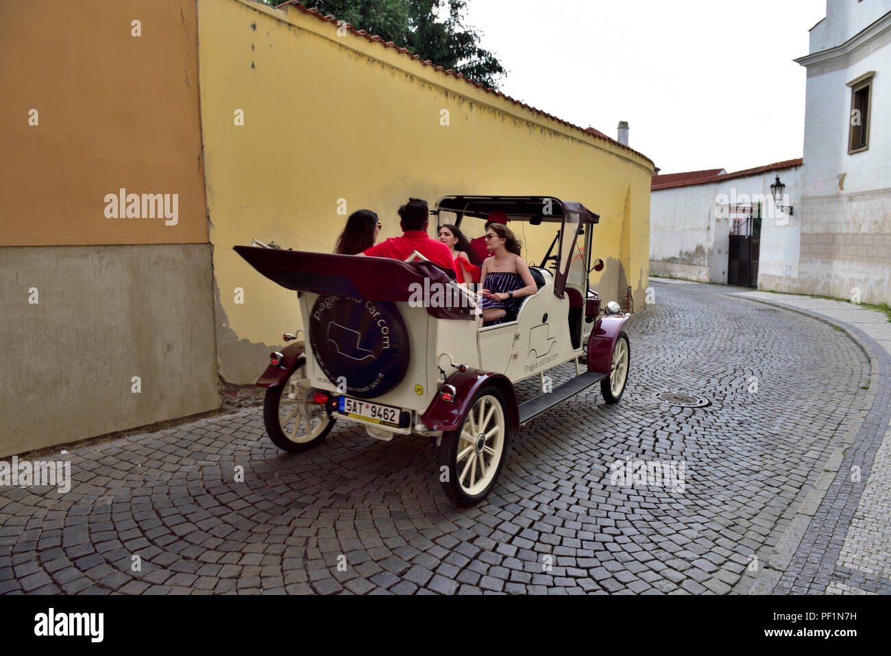 Les touristes à visiter en tournée de Prague en vieux temps chauffeur de voitures anciennes, République Tchèque Banque D'Images