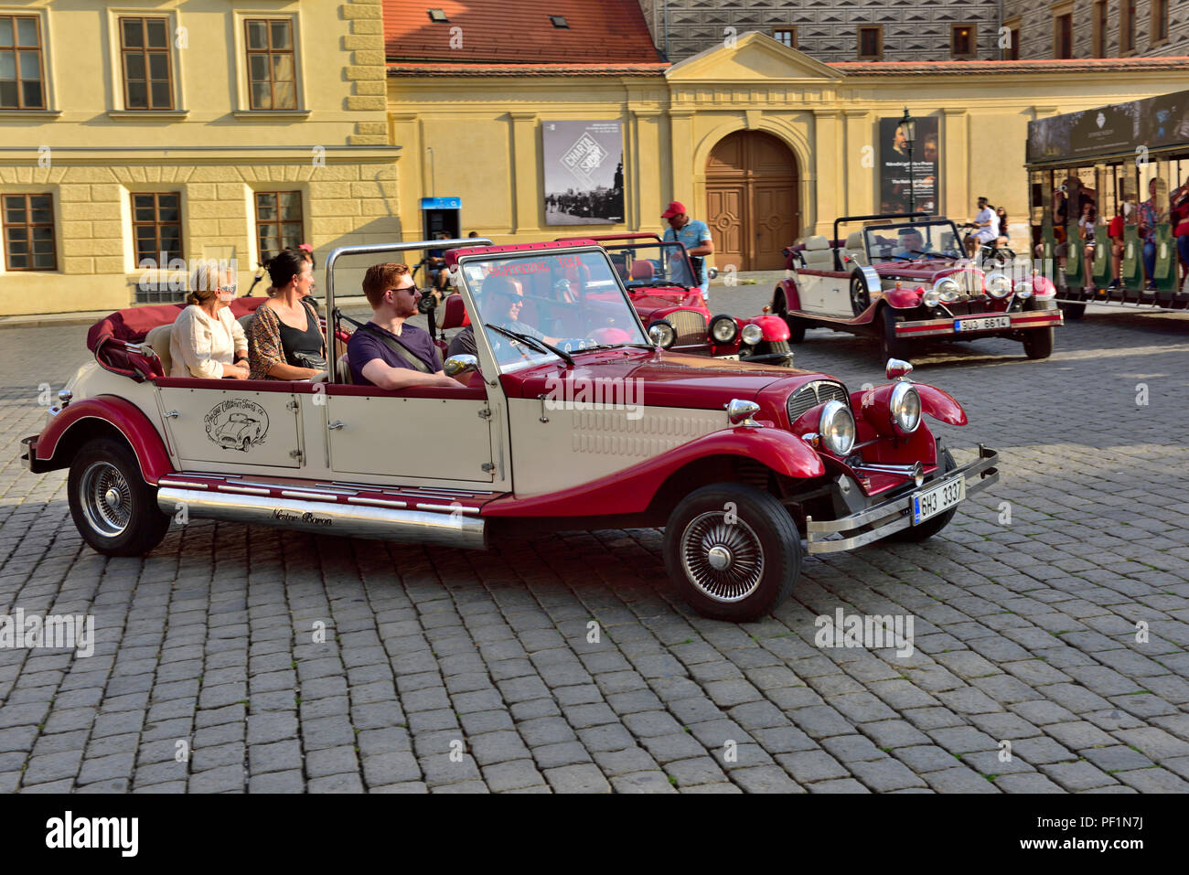 Les touristes à visiter en tournée de Prague en vieux temps chauffeur de voitures anciennes, République tchèque,, Banque D'Images