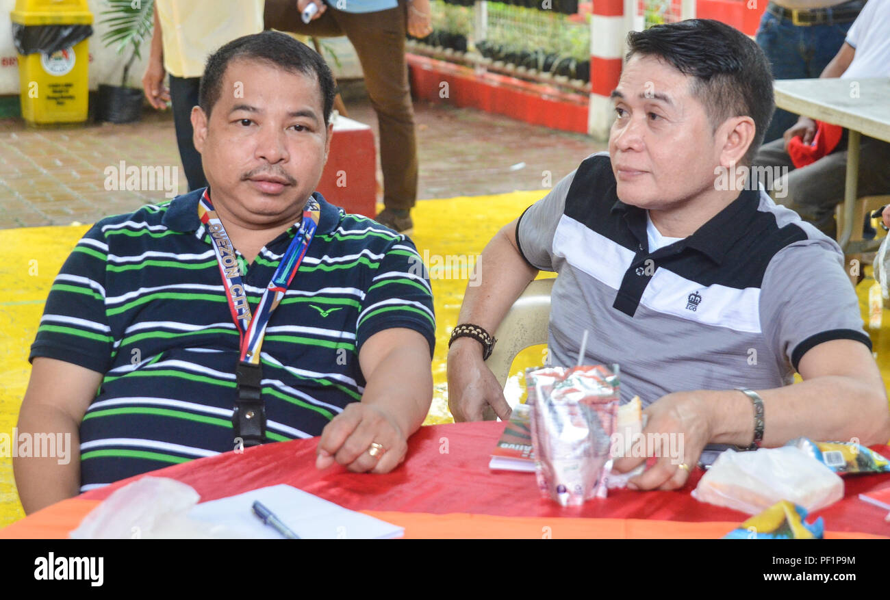 Quezon City, Philippines. Août 16, 2018. (L-R) Matandang Balara Barangay, le Capitaine Allan P. et Franz Quezon City, Barangay et Relation communautaire Ministère (BCRD) Agent responsable (OCI) Esteban Eugenio S. Sangat au cours de la préparation aux catastrophes, l'opération de recherche et sauvetage séminaire à Matandang Balara Barangay, Quezon City. Crédit : Robert Oswald Alfiler/Pacific Press/Alamy Live News Banque D'Images