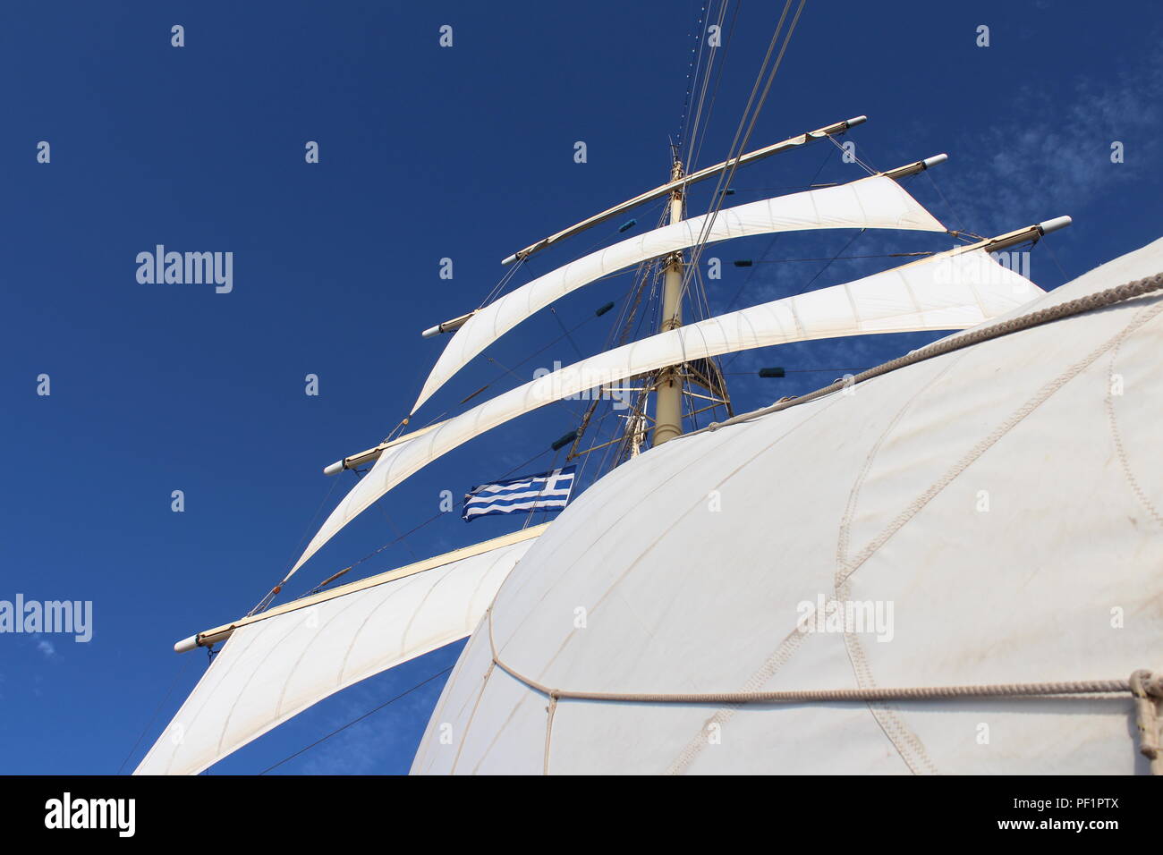 Vue du mât principal voiles déployées dans le vent sous le drapeau grec sur un clipper ship Banque D'Images