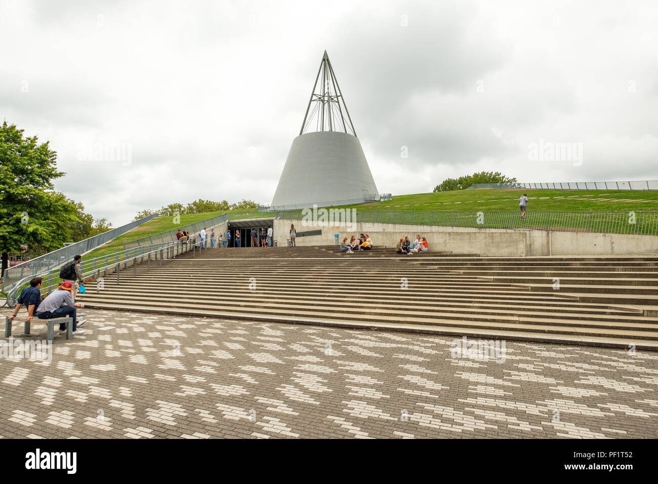 Les élèves en face de la bibliothèque de l'université moderne à Delft, Pays-Bas Banque D'Images