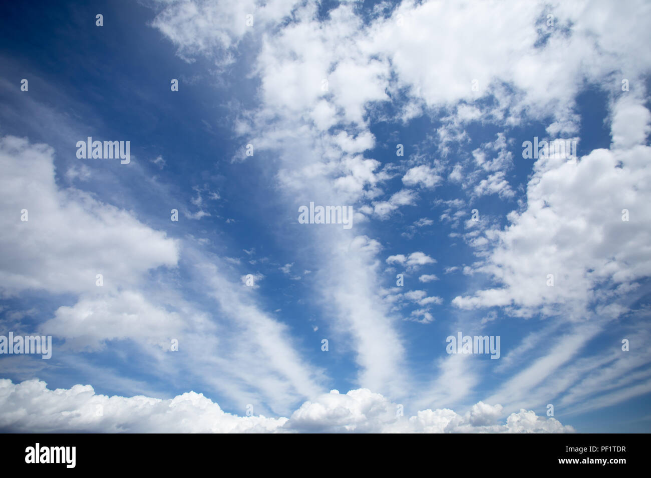 Ciel bleu avec des nuages Banque D'Images