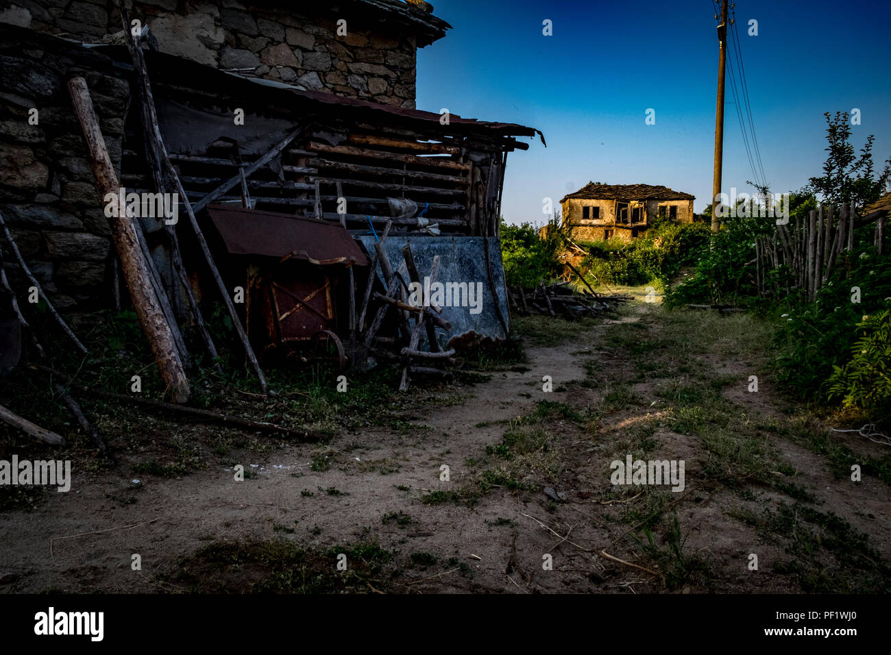 Des maisons abandonnées dans un village dans les montagnes des Rhodopes dans le sud-est de la Bulgarie Banque D'Images