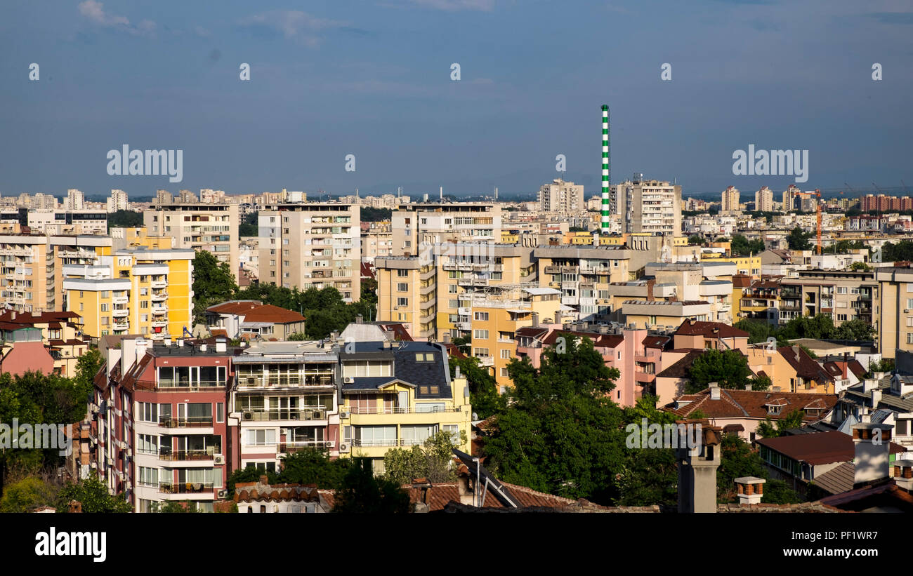 Vue au nord de la ville de Plovdiv, Bulgarie, la deuxième plus grande cité qui est dominé par des immeubles de béton de style communiste Banque D'Images