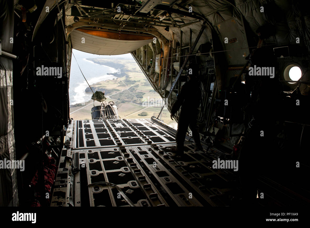 Les cadres supérieurs de l'US Air Force Airman Zach Harmon, 17e Escadron d'opérations spéciales MC-130J II Commando, arrimeur de presse un système de livraison de fret sur une zone de chute lors d'un exercice d'entraînement le 17 février 2016, Okinawa, Japon. Harmon et autres chacals SOS 17e a réalisé une réaction rapide, plein-force sortie qu'à l'essai l'appareil en toute sécurité la capacité d'exécuter un vol en formation de navire cargo, gouttes, atterrissages sur piste courte, et les décollages d'hélicoptères, et le ravitaillement en vol. (U.S. Photo de l'Armée de l'air par la Haute Airman Peter Reft) Banque D'Images