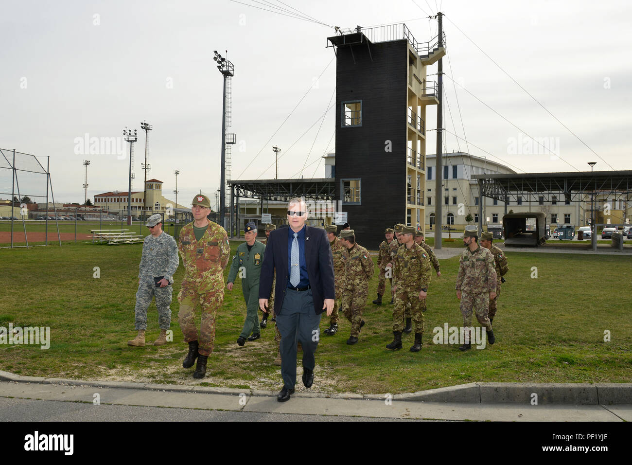 James C. Matheson, chef de l'armée américaine, la Division de l'appui régional de formation au sud (à droite), le brigadier de l'armée italienne. Le général Michele Risi, la Force terrestre multinationale "Julia" du commandant de la Brigade Alpine (à gauche), et son état-major de la brigade de la tour Sud en RTSD Caserma Ederle, Vicenza, Italie, 24 février 2016. Visite de l'armée italienne de l'ARMÉE AMÉRICAINE RTSD Sud, afin de renforcer les relations bilatérales et d'accroître les niveaux de coopération et la capacité du personnel participant à des opérations conjointes. (Photo de spécialiste de l'information visuel Paolo Bovo/libérés) Banque D'Images