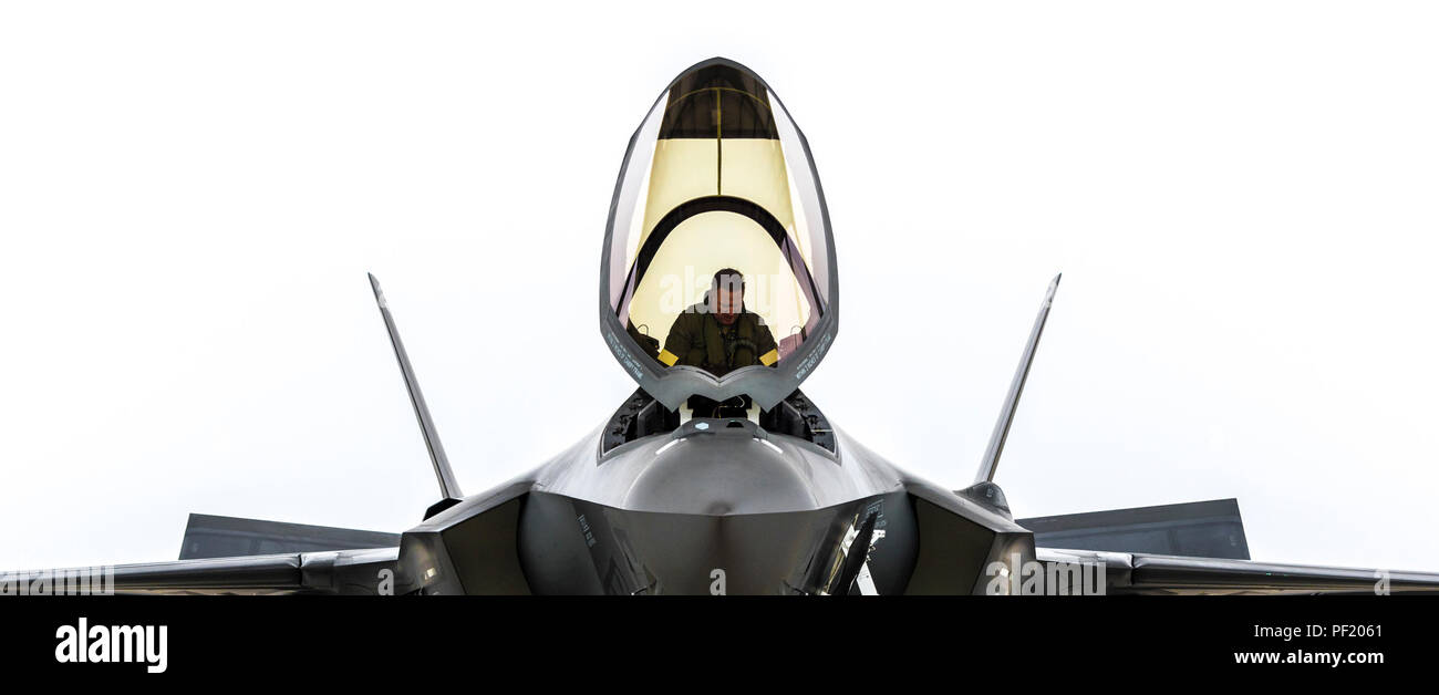 Un F-35A parcs l'avion de l'équipe pour la première fois à Mountain Home Air Force Base, Texas, le 8 février 2016. Le combattant est arrivé à la base pour mener des tests opérationnels afin de déterminer son aptitude au combat. (U.S. Air Force photo par un membre de la 1re classe Connor J. Marth/libérés) Banque D'Images