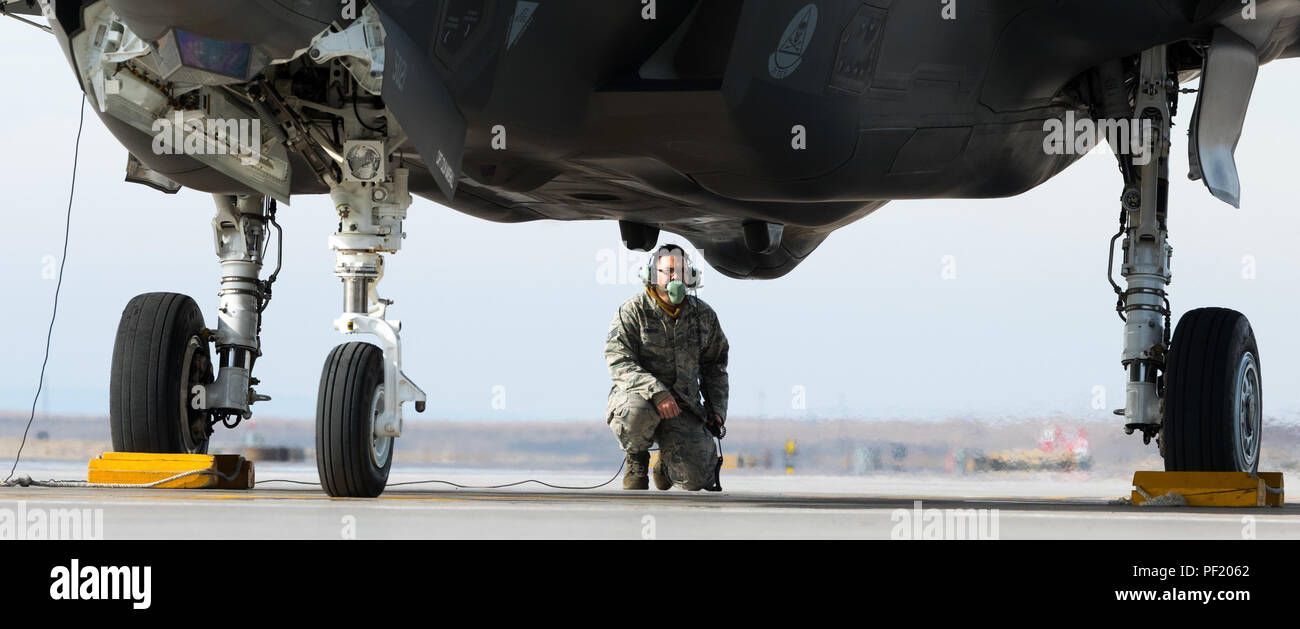 Le s.. Wesley Krueger, 31e Escadron de maintenance des aéronefs, spécialiste de l'avionique inspecte un F-35A avant le décollage le 16 février 2016 à Mountain Home Air Force Base, Texas. Krueger et son équipe de la base d'Edwards, en Californie sont à Mountain Home AFB pour déterminer l'efficacité de l'appareil dans un environnement de déploiement.(U.S. Air Force photo par un membre de la 1re classe Connor J. Marth) Banque D'Images