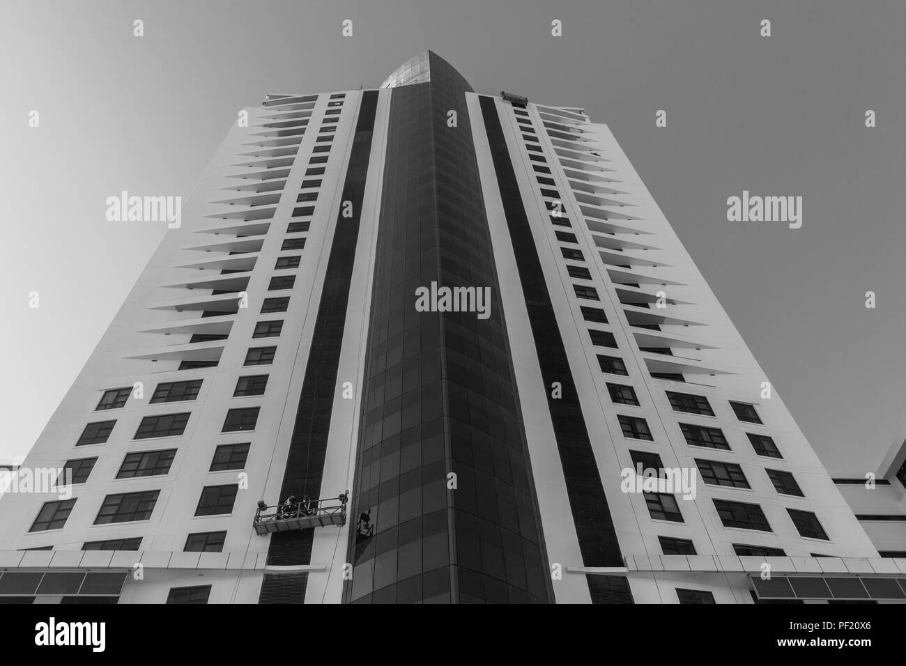 Grand immeuble moderne gros plan initial vers le haut étages en verre bleu de conception façonner en ciel bleu. Banque D'Images