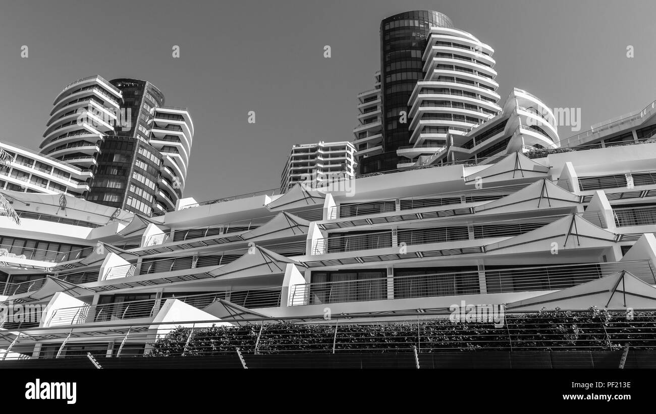 Grand immeuble moderne section Gros plan appartements étages design dans ciel bleu. Banque D'Images