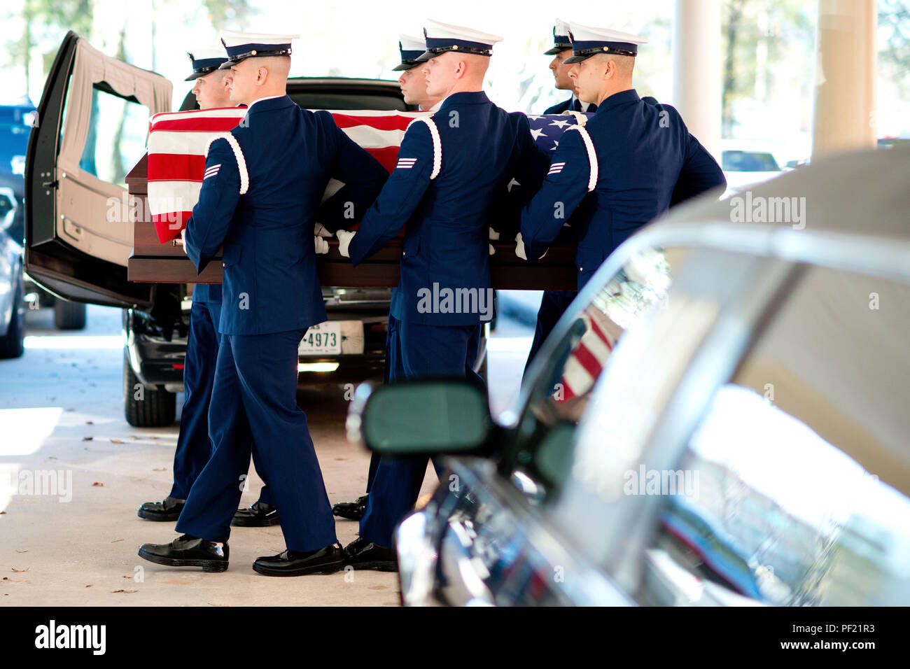 Gardes d'honneur de la Garde côtière canadienne portent le cercueil d'un garde-côte à Houston en décembre 2015, après sa mort en dehors des heures de service. (U.S. Photo de la Garde côtière par Maître de 1re classe Andrew Kendrick) Banque D'Images