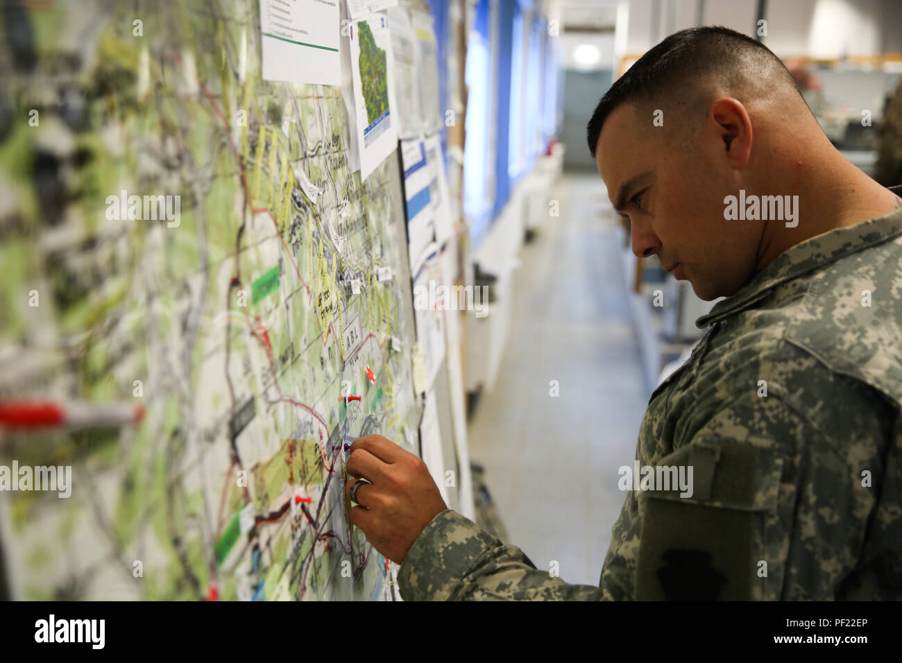 Un soldat américain de l'Administration centrale et de l'Administration centrale, l'entreprise l'équipe de combat de la 2e Brigade d'infanterie, 28e Division d'infanterie, Texas Army National Guard mises emplacement tout en menant des opérations tactiques lors d'une Force de paix au Kosovo (KFOR) de l'exercice de répétition de mission (MRE) au Centre de préparation interarmées multinationale à Hohenfels, Allemagne, le 25 février 2016. La KFOR MRE 21 est basé sur l'environnement opérationnel courant et est conçu pour préparer l'unité de maintien de la paix, de la stabilité, et des plans d'opérations au Kosovo au soutien aux autorités civiles pour maintenir un environnement sûr et sécuritaire. (U.S. Banque D'Images