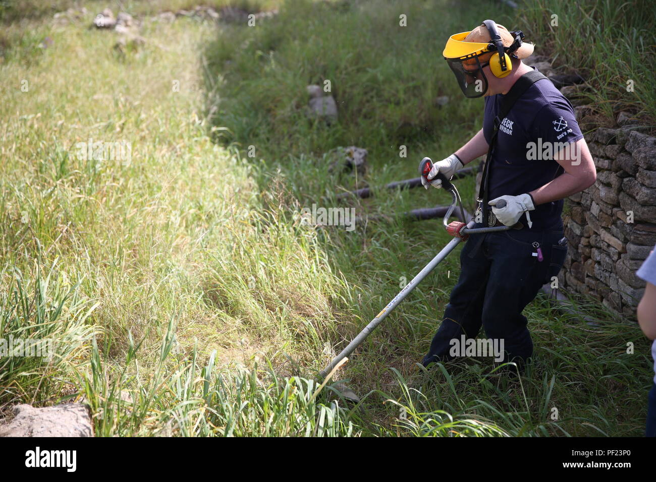 Maître de 2e classe Christopher Bulloch, le Groupe de travail air-sol marin spécialisé crise Response-Africa Élément de combat Logistique programmes religieux, spécialiste de la coupe à travers les hautes herbes à la Villa Romana del Tellaro site archéologique, le 26 février, dans la région de Noto, Italie. Plus de 20 Marines et marins avec un SPMAGTF-CR-AF LCE offert leur temps couper l'herbe sur le site archéologique, une ancienne maison de campagne romaine pour la classe supérieure au cours de l'Empire romain, qui a marqué les relations communautaires 100e même les Marines et les marins avec le SPMAGTF-CR-AF ont participé pendant la d Banque D'Images
