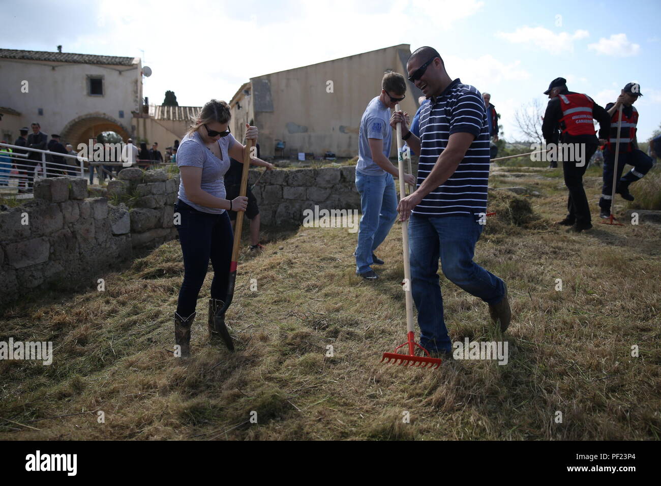 Les Marines et les marins avec l'outillage spécial air-sol marin crise Response-Africa Task Force de l'élément de combat de la logistique à l'herbe de râteau Villa Romana del Tellaro site archéologique, le 26 février, dans la région de Noto, Italie. Plus de 20 Marines et marins avec un SPMAGTF-CR-AF LCE offert leur temps couper l'herbe sur le site archéologique, une ancienne maison de campagne romaine pour la classe supérieure au cours de l'Empire romain, qui a marqué les relations communautaires 100e même les Marines et les marins avec le SPMAGTF-CR-AF ont participé pendant le déploiement. Le maire de Noto, Siracusa des représentants du gouvernement et une myri Banque D'Images