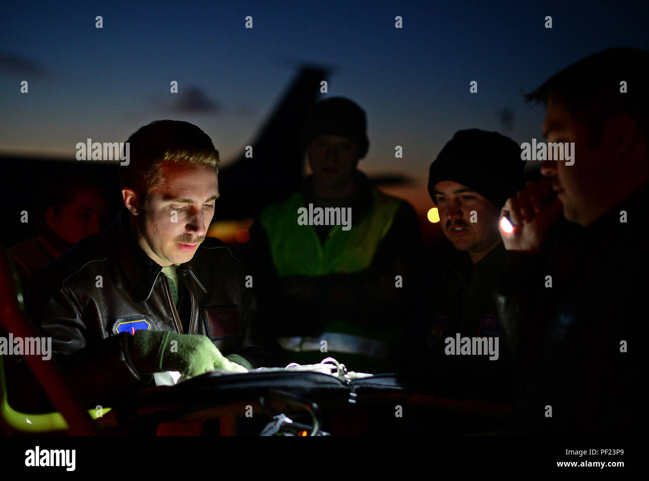 Service de l'US Air Force les membres affectés à RAF Mildenhall, Angleterre, l'examen des plans de vol sur la ligne de vol à Istres-Le Tubé Air Base, France, 26 février 2016. Depuis 2013, les États-Unis ont fourni un appui au gouvernement français à l'opération en fournissant Micron Juniper ravitaillement en vol et de soutien aérien de opérations françaises au Mali et en Afrique du Nord. (U.S. Photo de l'Armée de l'air par la Haute Airman Erin Trower/libérés) Banque D'Images