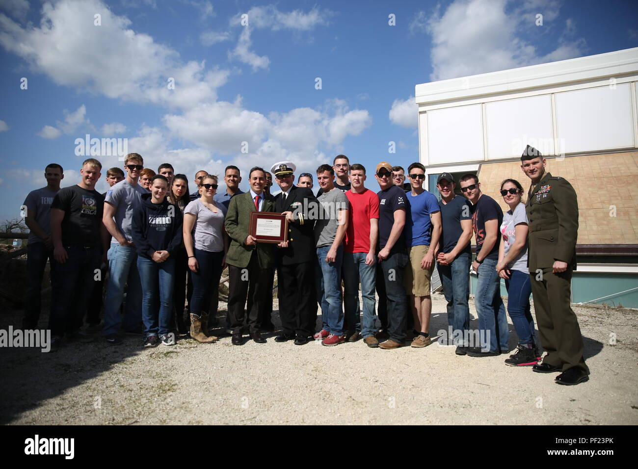 Plus de 20 Marines et marins avec un SPMAGTF-CR-AF LCE offert leur temps couper l'herbe à la Villa Romana del Tellaro site archéologique, une ancienne maison de campagne romaine pour la classe supérieure au cours de l'Empire romain, le 26 février, dans la région de Noto, Italie, qui a marqué les relations communautaires 100e même les Marines et les marins avec le SPMAGTF-CR-AF ont participé pendant le déploiement. Le maire de Noto, Siracusa des représentants du gouvernement et une myriade de médias ont montré étaient sur place afin de reconnaître leurs efforts. Banque D'Images