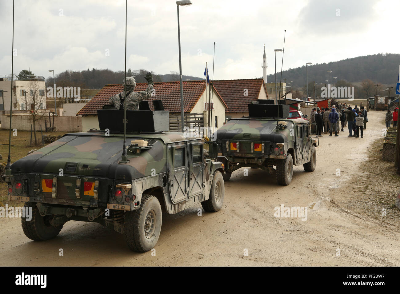 Les soldats de la Compagnie Alpha, 1er Bataillon, 41e Régiment d'infanterie, 2e Brigade Combat Team, 4e Division d'infanterie, manoeuvrer à travers une ville tout en effectuant une patrouille au cours d'une Force de paix au Kosovo (KFOR) de l'exercice de répétition de mission (MRE) au Centre de préparation interarmées multinationale à Hohenfels, Allemagne, le 24 février 2016. La KFOR MRE 21 est basé sur l'environnement opérationnel courant et est conçu pour préparer l'unité de maintien de la paix, de la stabilité, et des plans d'opérations au Kosovo au soutien aux autorités civiles pour maintenir un environnement sûr et sécuritaire. (U.S. Photo de l'armée par la CPS. Nat Banque D'Images