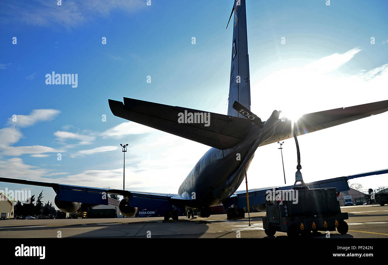 Un KC-135 Stratotanker attribué à RAF Mildenhall, Angleterre, est placée sur la ligne de vol à Istres-Le Tubé Air Base, France, le 25 février 2016. 3 KC-135 Stratotankers, avec 50 aviateurs de la 100e Escadre de ravitaillement en vol, représentent un ravitaillement en vol et le transport aérien d'opérations françaises au Mali et en Afrique du Nord à l'appui de l'opération Juniper Micron. (U.S. Photo de l'Armée de l'air par la Haute Airman Erin Trower/libérés) Banque D'Images