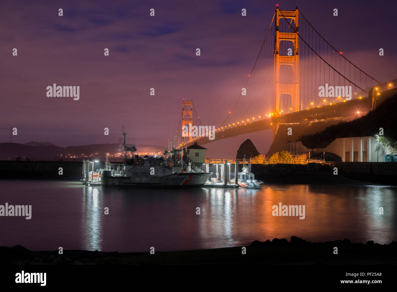 Un bateau de sauvetage à moteur de 47 pieds de la Garde côtière est amarré à la station de garde côtière Golden Gate à Sausalito, Californie, le 7 décembre 2015. La station, située à East Fort Baker sous le Golden Gate Bridge, est l’une des dix-neuf stations de surf désignées par la Garde côtière. Le navire fournit des capacités de recherche et de sauvetage à intervention rapide, opère en haute mer et dans des conditions de surf, maintient la sécurité maritime et assure la préparation de l'équipage pour les opérations d'urgence dans la région de la baie. Banque D'Images