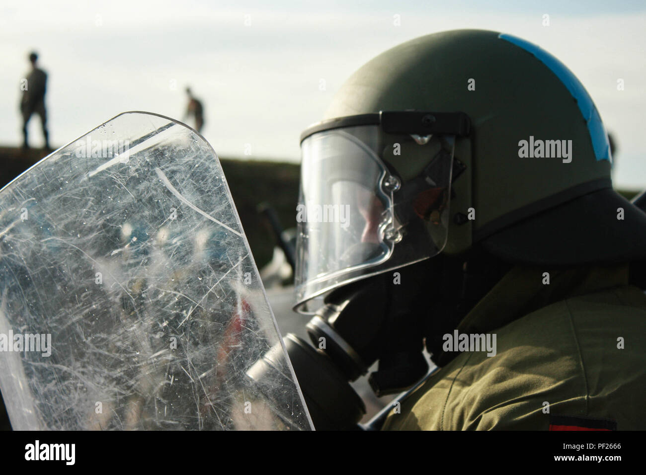 Les soldats allemands affectés au combat multinationales Group-East maintenir une ligne de défense au cours d'un exercice multinational de lutte antiémeute foule, 25 février 2016, au Camp du Maréchal de Lattre de Tassigny, au Kosovo. Le CRC de formation sont menées de manière MNBG-E les troupes sont prêtes à aider les organismes d'application de la loi du Kosovo, si nécessaire. (U.S. Photo de l'armée par le Sgt. David I. Marquis, Bataille multinationales Group-East) Banque D'Images