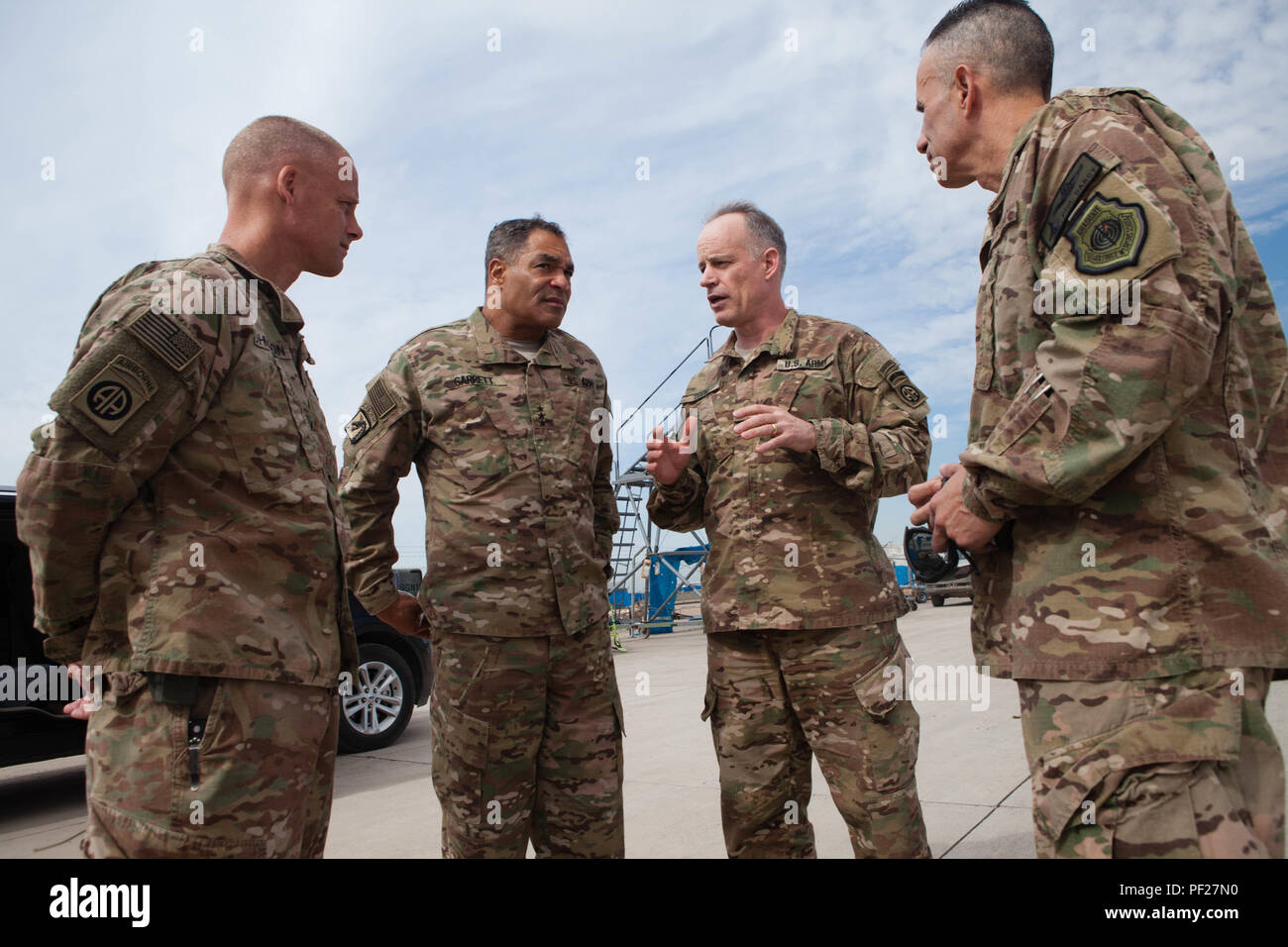 Le lieutenant-général Michael Garrett, milieu-gauche, centrale de l'armée américaine (ARCENT) Commandant, se réunit avec le brigadier. Le Général Mark Odom, 82nd Airborne Division commandant adjoint des opérations, au cours d'une circulation de bataille de la zone d'opérations iraquiennes à Erbil, Irak, le 27 février 2016. Garrett s'est rendu à Erbil afficher les installations qui soutiennent - Groupe de forces interarmées multinationales (GFIM Résoudre inhérent Opération-OIR) et de parler avec les soldats qui tombent sous le commandement de ARCENT. Les GFIM-OIR vise à former et à équiper les forces de sécurité iraquiennes pour lutter contre l'Etat islamique d'Irak et du Levant, tout en tirant parti de la puissance aérienne des États-Unis et de la coalition pour mettre fin à th Banque D'Images