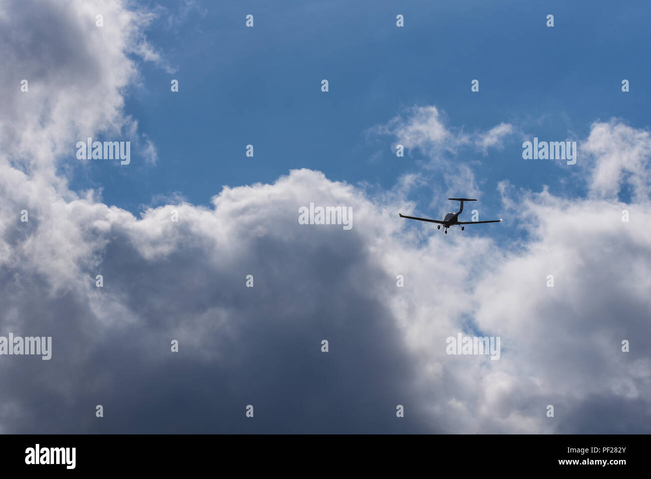 Météo à voler dans un avion léger unique. Petit avion aviation générale ga vers les nuages. Des conditions météorologiques de vol à vue. Vol privé Banque D'Images