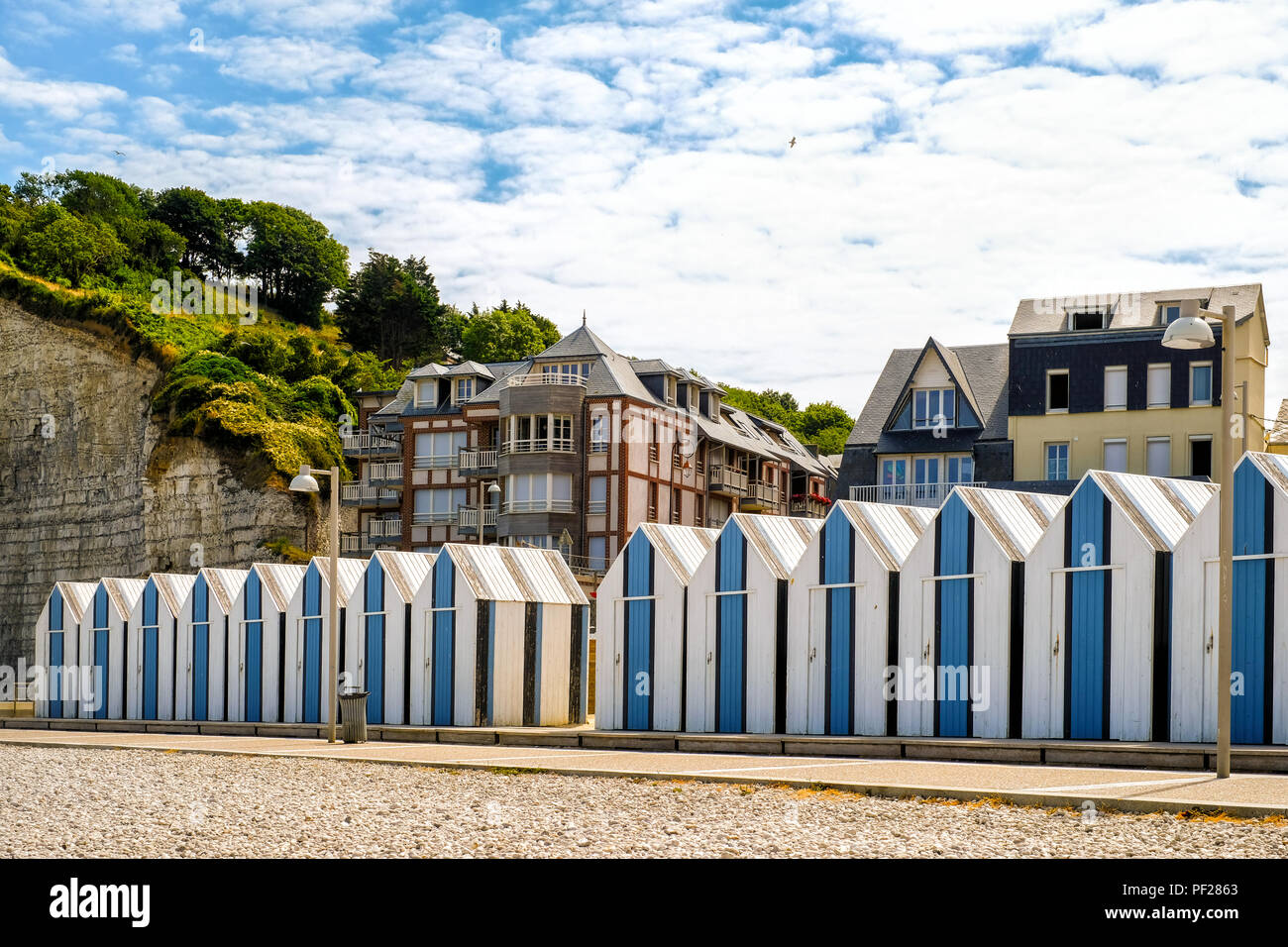 Cabines de plage à côté du port et de la plage d'Yport en Normandie pendant ciel nuageux Banque D'Images