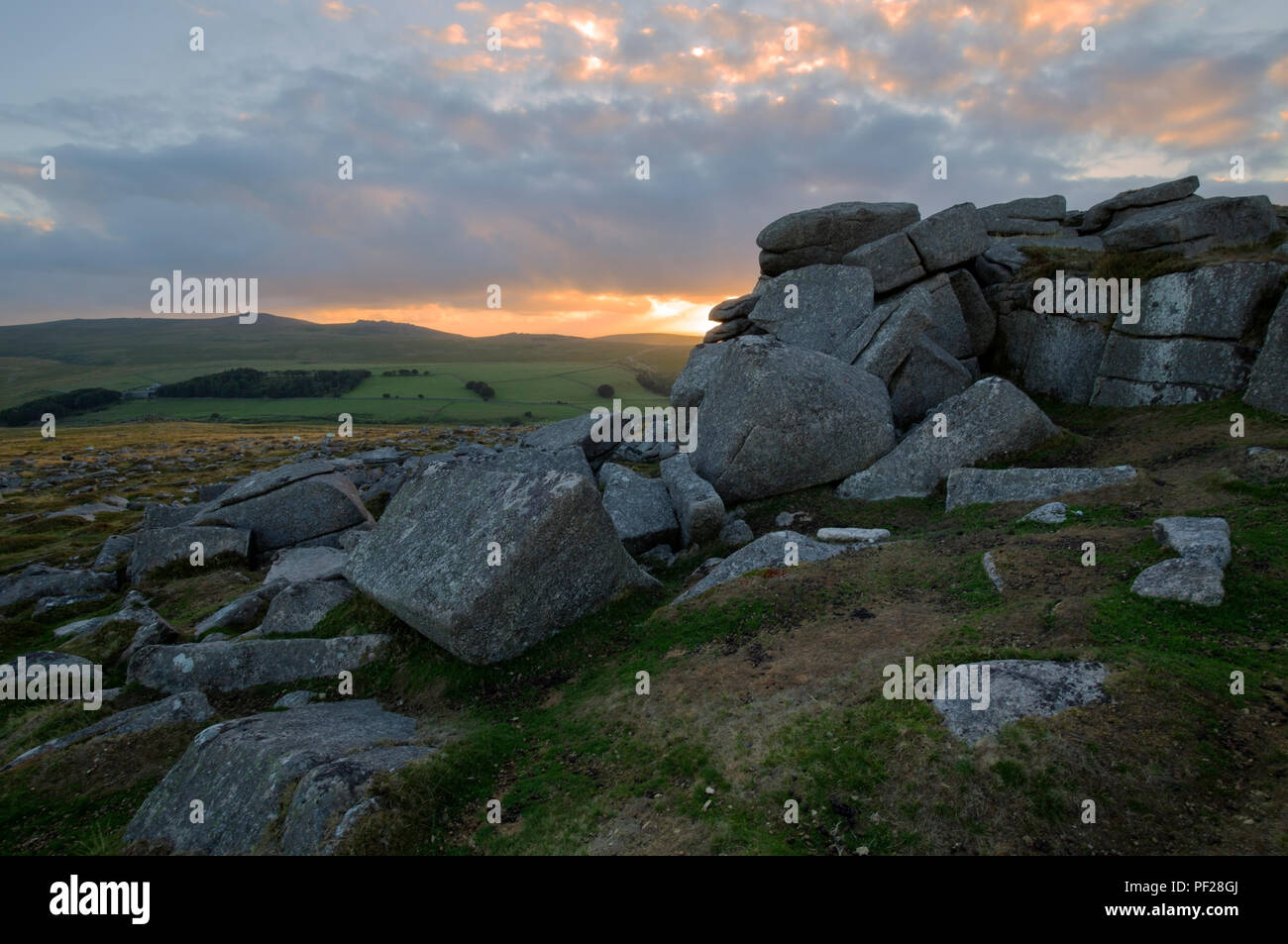 Coucher de soleil sur Tor sur plus élevé dans l'ouest du Devon Dartmoor Banque D'Images