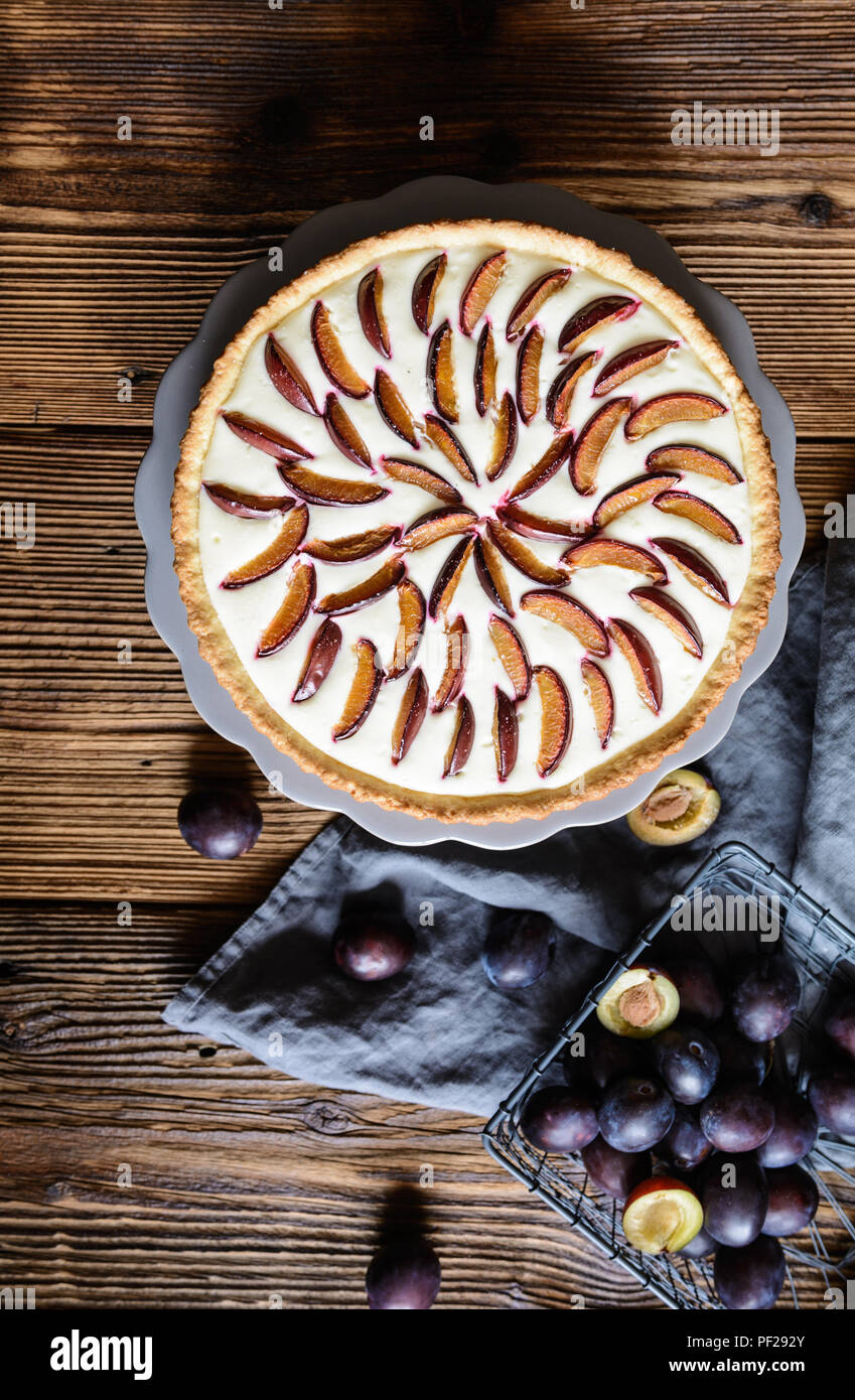 Tarte aux prunes maison remplie de tranches de fromage à la crème et la vanille Banque D'Images