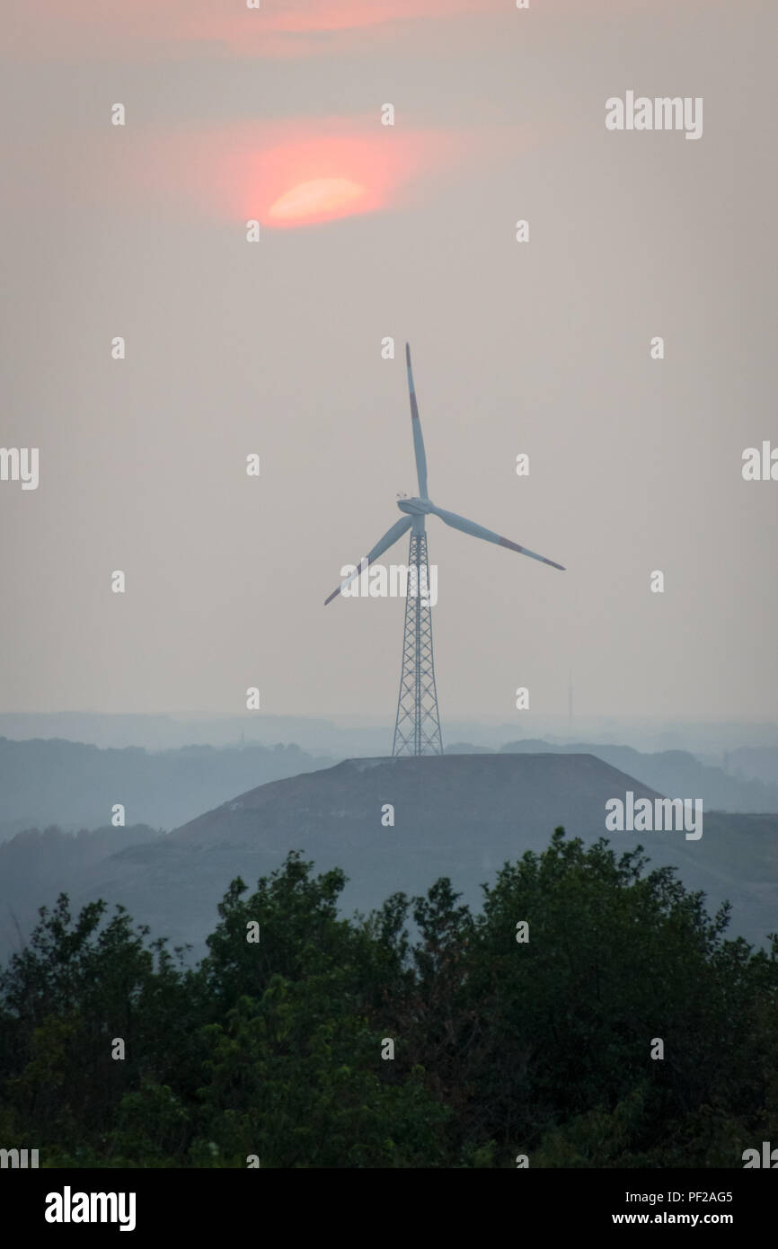 Tour éolienne avec cadre en acier de construction coucher du soleil Banque D'Images