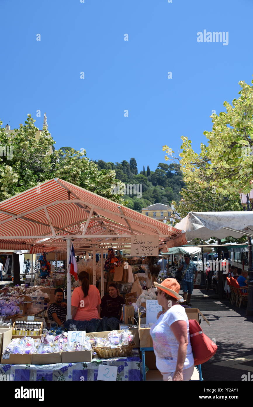 Des scènes de rue dans le vieux Nice sur la Côte d'Azur, France Banque D'Images