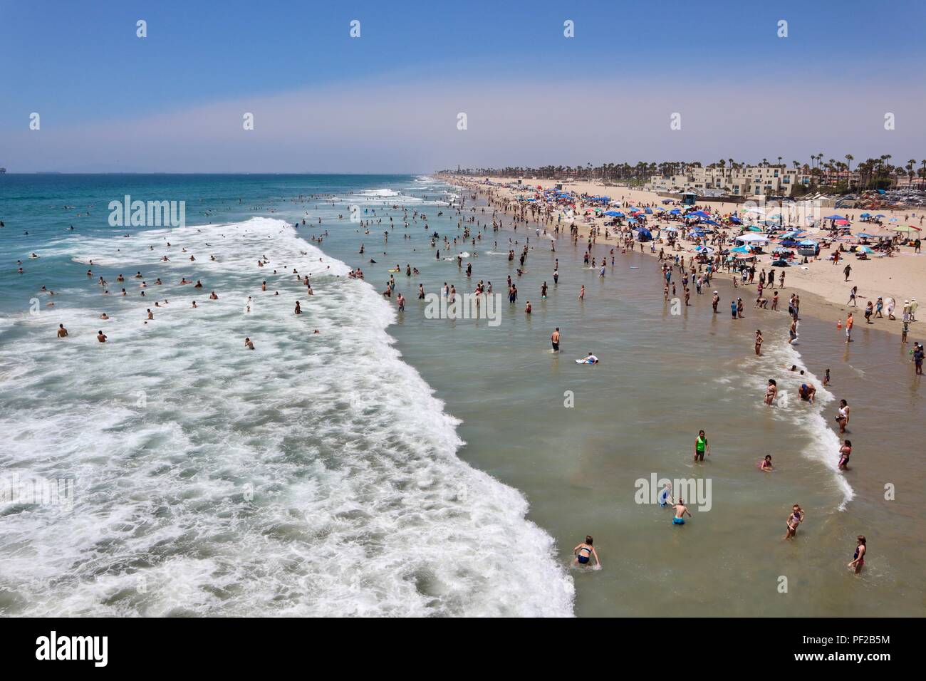 Plage Bondée Pendant Une Vague De Chaleur à Huntington Beach