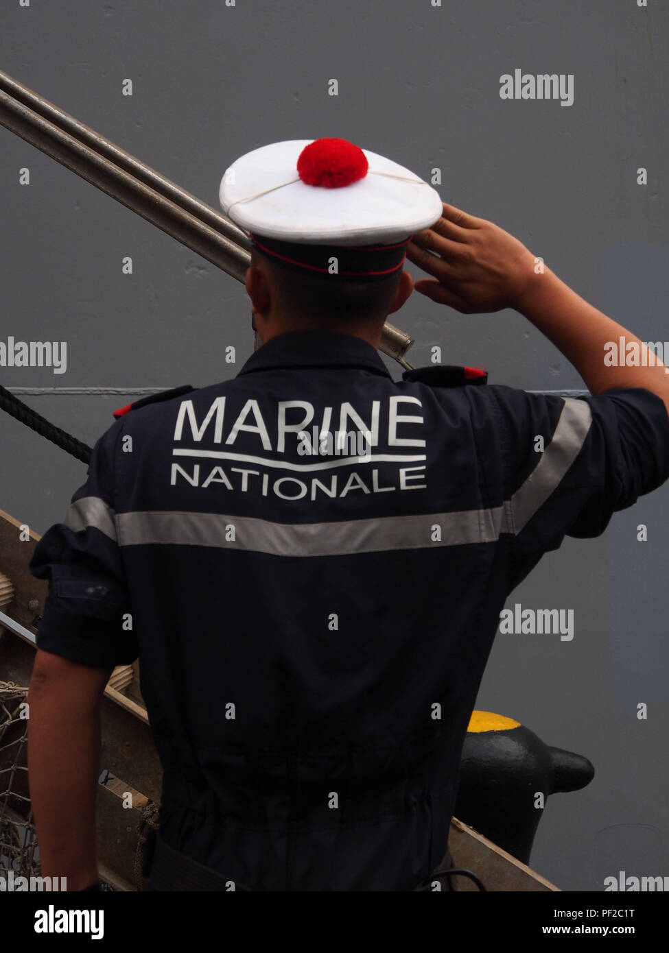 Salut marin français à la lumière de la frégate de surveillance de la Marine Nationale de France Prairial F731. Le navire, un navire de la classe floréal, arrive au port d'El Callao, au Pérou, dans le cadre de son devoir voyage et renforcer les relations avec la Marine péruvienne Banque D'Images