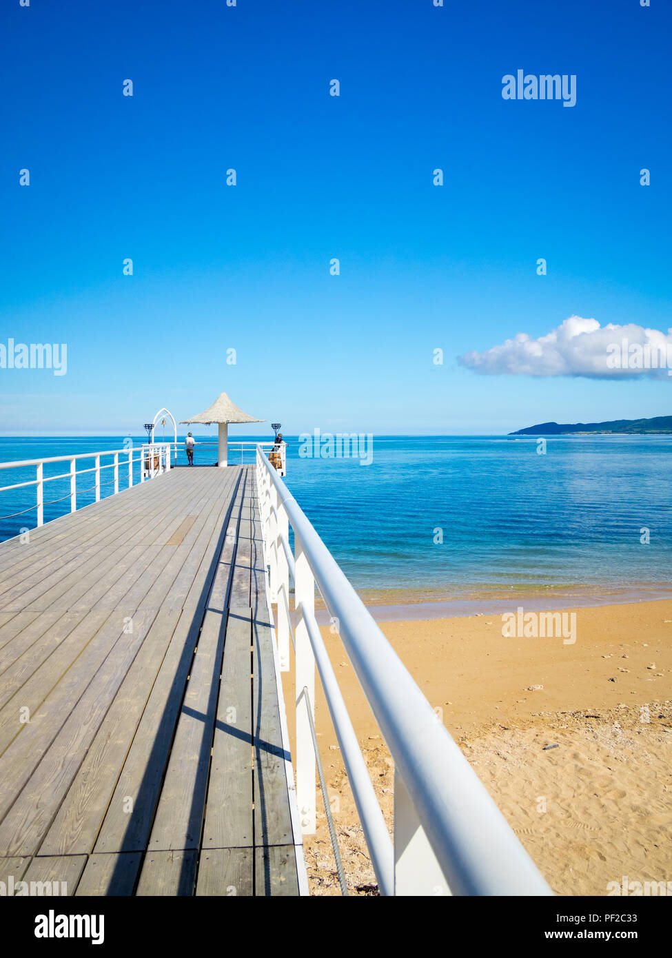 Une vue de la jetée et Angel Fusaki Fusaki Beach sur la côte sud-ouest de l'Île Ishigaki Ishigaki-jima (), la Préfecture d'Okinawa, Japon, Îles Yaeyama. Banque D'Images