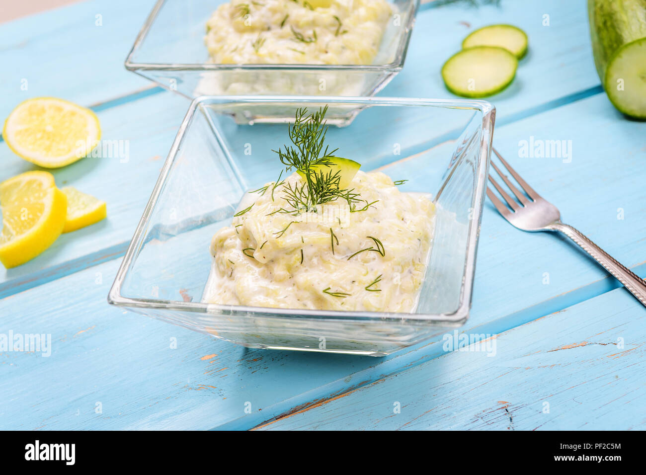La cuisine grecque traditionnelle de tzatziki. Sauce de concombre, l'ail, l'aneth et yogourt Banque D'Images