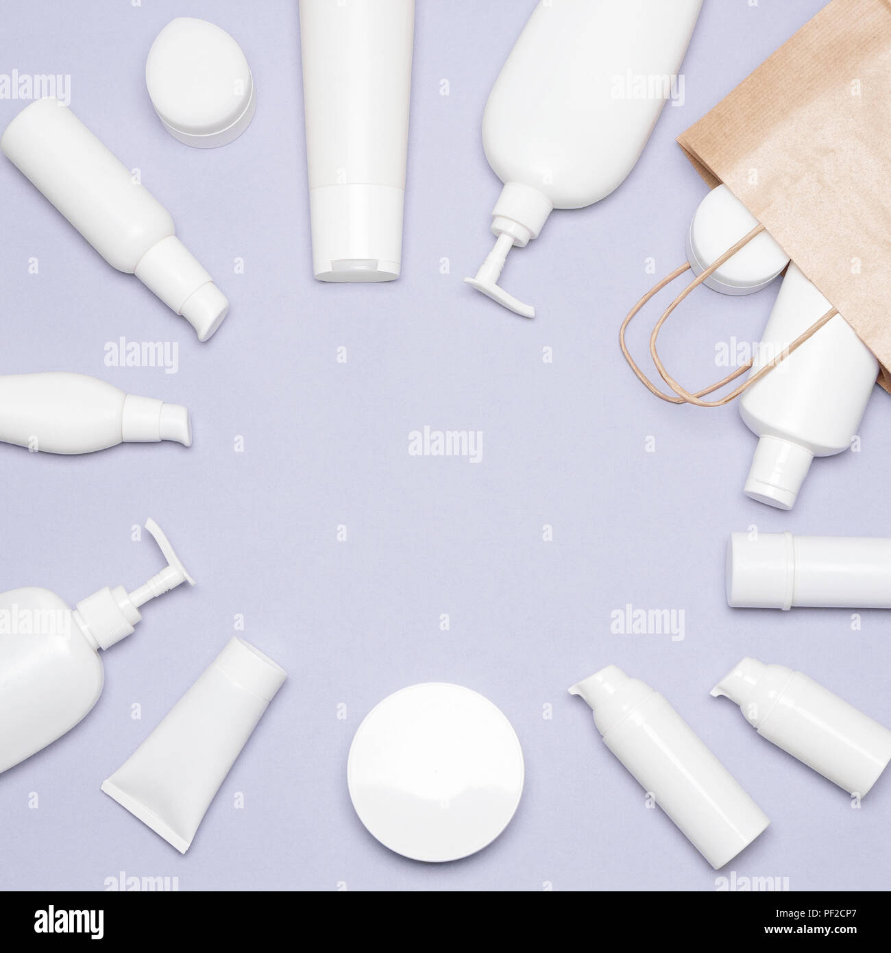 Les produits cosmétiques avec le papier Emballage : Sac. Shopping Beauté concept avec place pour le texte Banque D'Images