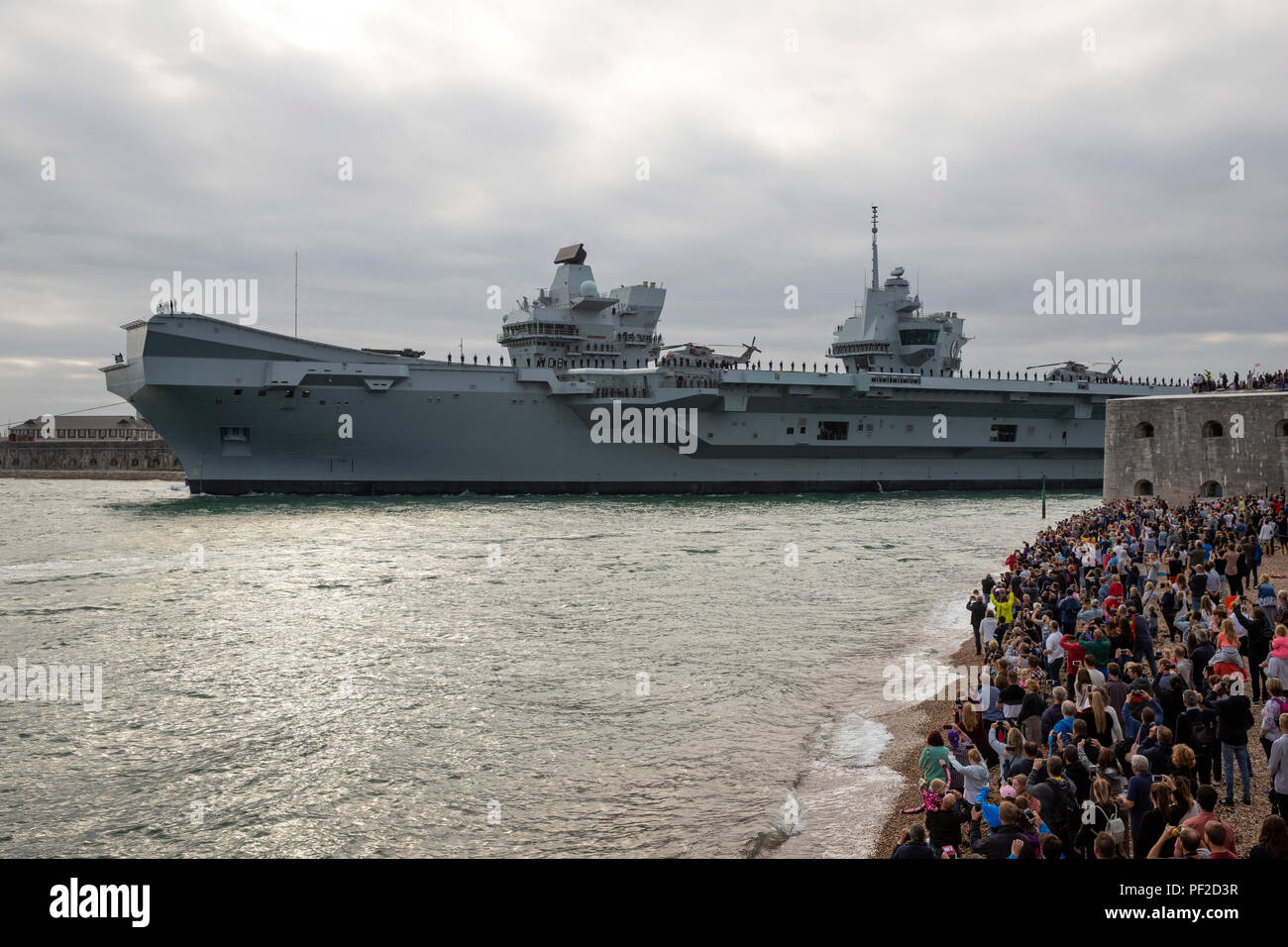 18 août 2018 Portsmouth, Hampshire UK Royal Navy navire amiral HMS Queen Elizabeth quitter Portsmouth pour ses derniers essais en mer Banque D'Images