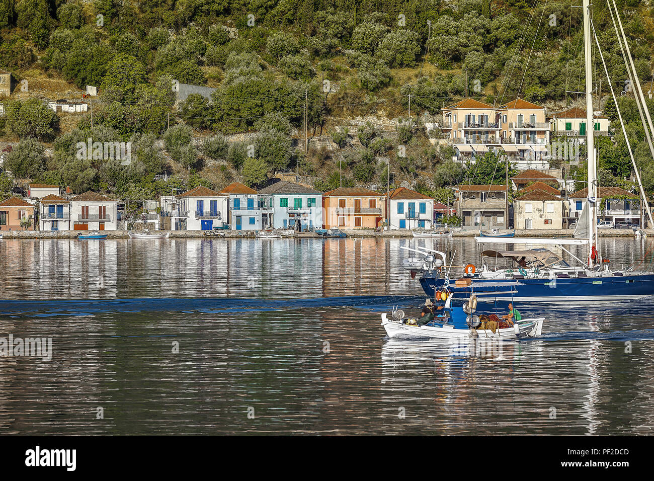 Vathi : 12 juillet . Les pêcheurs grecs et d'entrer dans le port et voilier de quitter. Entrée d'Ithaque Vathi dans la mer Ionienne. 12 juillet 2016 Ithaca Banque D'Images