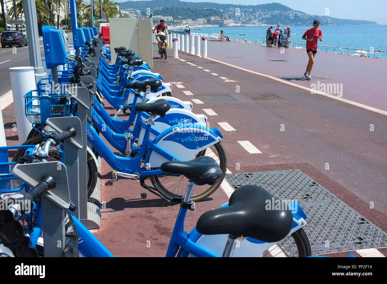 Velo Bleu part en libre-service de vélos station sur la Promenade des Anglais à Nice France Banque D'Images