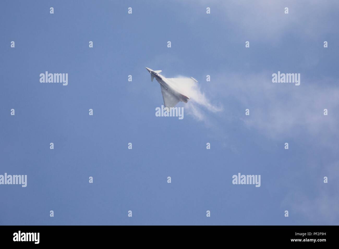 Eurofighter RAF dans une montée raide sur ses ailes vapeur produisant Banque D'Images
