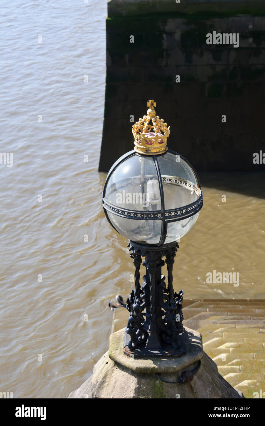 Une vieille lampe décorative avec une petite couronne sur le haut situé près de Westminster Bridge, London, England, UK Banque D'Images